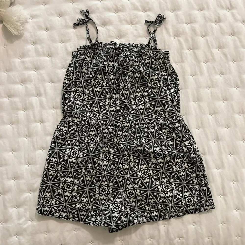 Bundle of 2 girls like new Gap Floral and Geometric Print Rompers 3T